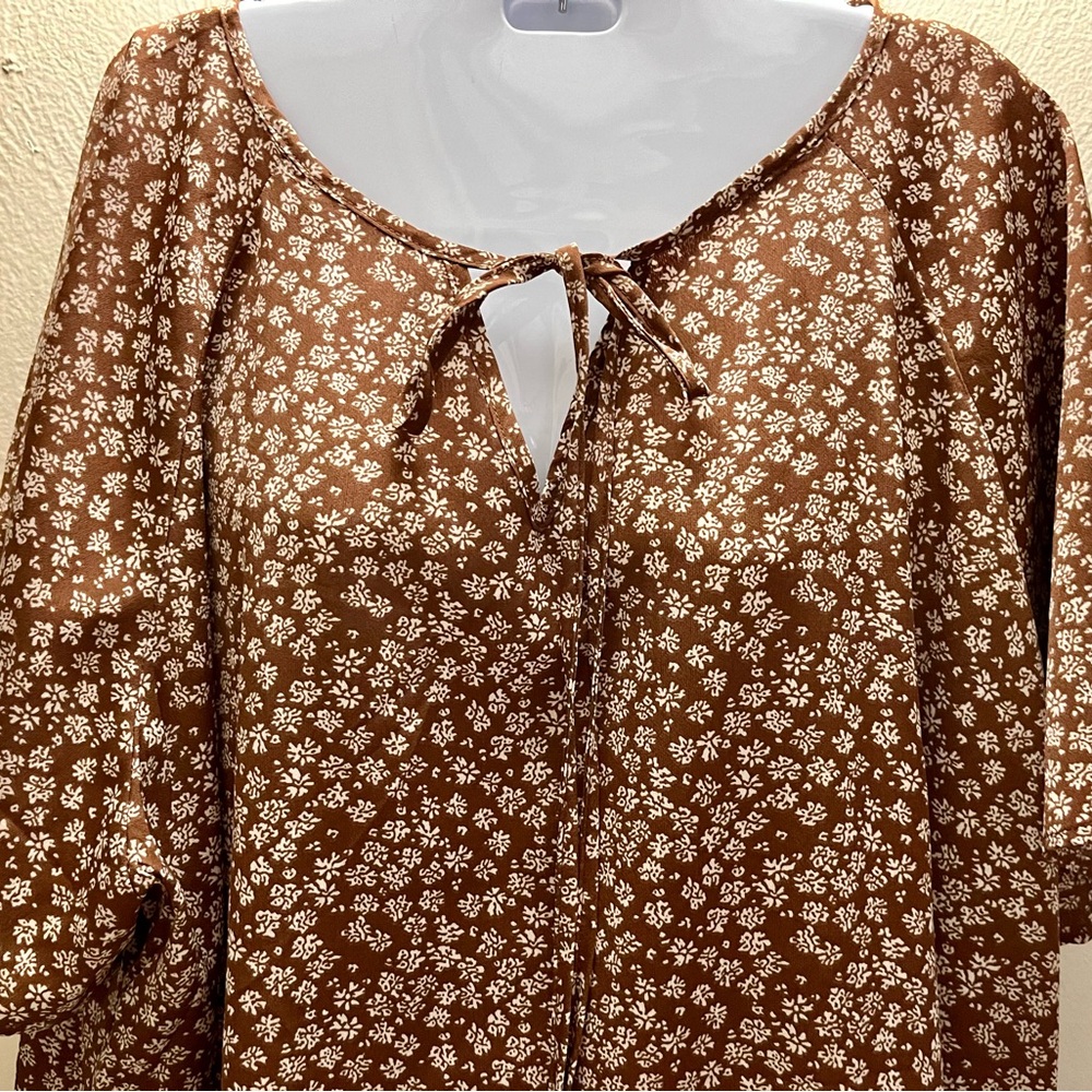 NWOT BloomChic brown and white floral short sleeve blouse in a size 22.